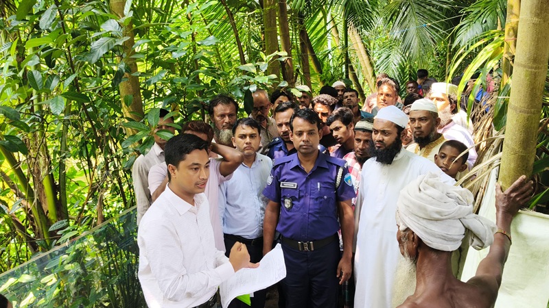 লক্ষ্মীপুরে আদালতের রায়ের পর চলাচলের রাস্তার সীমানা প্রাচীর উচ্ছেদ