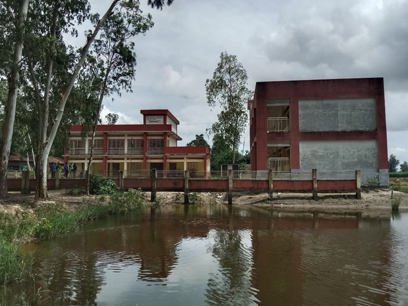 রৌমারীতে ইটালুকান্দা আদর্শপ্রাম সরকারী প্রাথমিক বিদ্যালয়ের বেহাল দশা,সীমানা প্রাচীরের মাটি ধসে মাঠটি এখন পুকুর সদৃশ