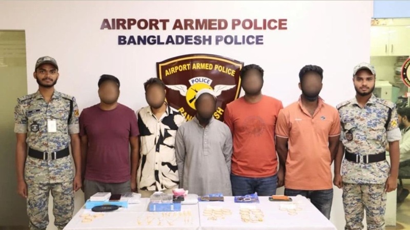 স্বর্ণালংকার, ১০ ফোন ও ২ ল্যাপটপসহ বিমানবন্দরে আটক ৭