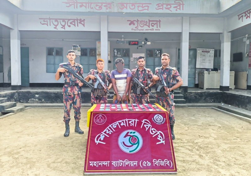 চাঁপাইনবাবগঞ্জের সীমান্ত এলাকায় অভিযানে ৪০টি ভারতীয় চোরাই মোবাইল উদ্ধার, যুবক আটক