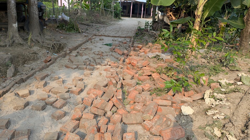 সরকারি অর্থে নির্মিত রাস্তার ইট রাতের আঁধারে তুলে নেওয়ার অভিযোগ