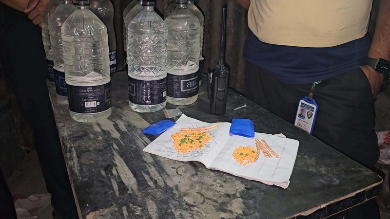 টাঙ্গাইলে ৩৮০ পিচ ইয়াবা ও ২০ লিটার চোলাই মদ জব্দ