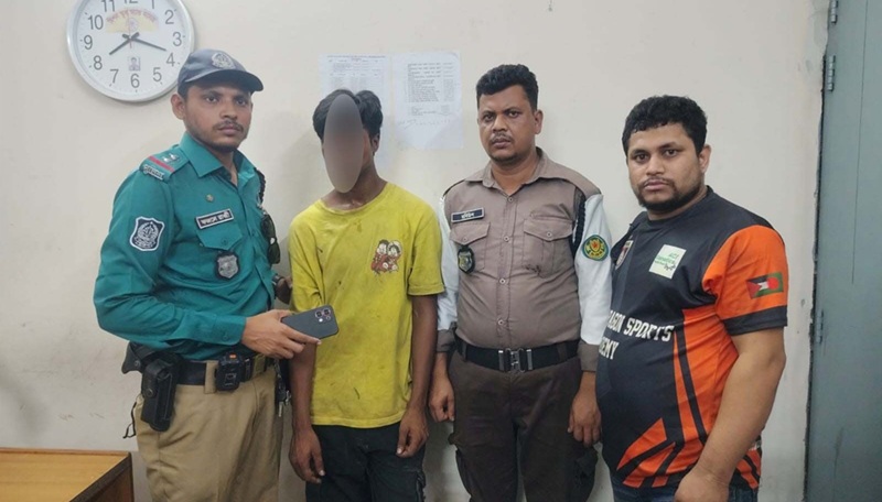 বাসে ওঠার সময় মোবাইল ছিনতাই, ট্রাফিক পুলিশের তৎপরতায় আটক ছিনতাইকারী