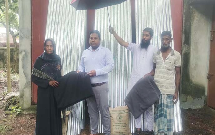 আত্রাইয়ে আগুনে পুড়ে নিঃস্ব দিনমজুর ফেরদৌসের পরিবারের পাশে  উপজেলা প্রশাসন