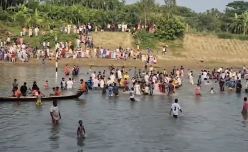 রামুতে ঐতিহ্যবাহী  নৌকা বাইচ প্রতিযোগীতা অনুষ্ঠিত 