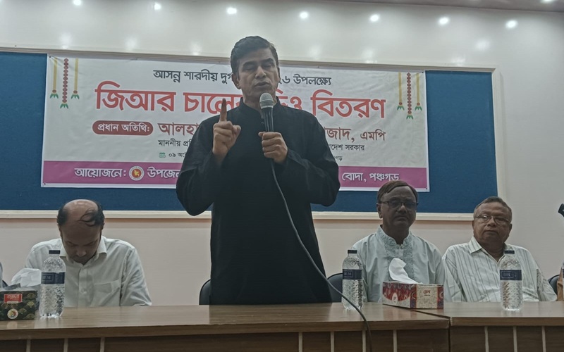 বোদা উপজেলায় পূজা মণ্ডপগুলোতে জিআর চাল বিতরণ করলেন প্রতিমন্ত্রী আজাদ