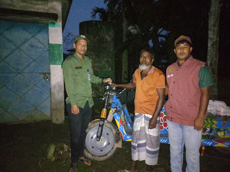 অসহায় চালকের চুরি হওয়া ভ্যান উদ্ধার করে দিলো আনসার ও ভিডিপি