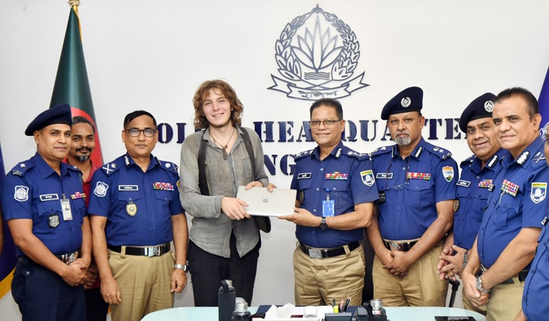 জার্মান পর্যটকের হারানো ল্যাপটপ উদ্ধার করল পুলিশ, পুরস্কৃত দুই কর্মকর্তা