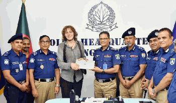জার্মান পর্যটকের হারানো ল্যাপটপ উদ্ধার করল পুলিশ, পুরস্কৃত দুই কর্মকর্তা
