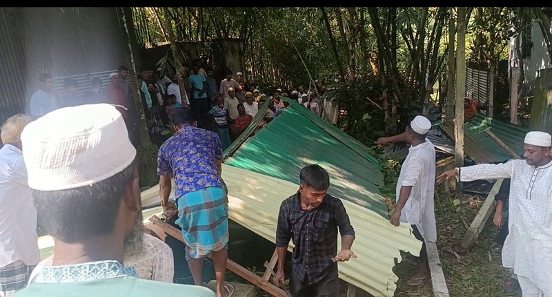 কালিহাতীতে প্রতিবেশীর দ্বন্দ্বে রাস্তা বন্ধ, ভাংচুর করে  রাস্তা বের করে লাশ দাফন