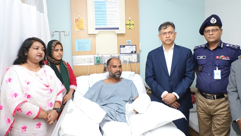 ছিনতাইকারীর হামলায় আহত পুলিশ কর্মকর্তাকে দেখতে হাসপাতালে স্বরাষ্ট্রমন্ত্রী,আইজিপি অপরাধীদের শাস্তির আশ্বাস