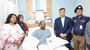 ছিনতাইকারীর হামলায় আহত পুলিশ কর্মকর্তাকে দেখতে হাসপাতালে স্বরাষ্ট্রমন্ত্রী,আইজিপি অপরাধীদের শাস্তির আশ্বাস