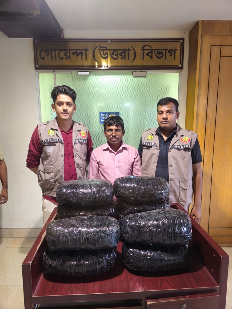 নিউমার্কেটে ২০ কেজি গাঁজাসহ পেশাদার মাদক কারবারি গ্রেফতার