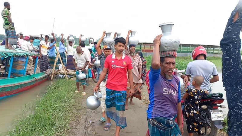 সাটু‌রিয়ায় নদী পাড়ি দিয়ে দুধ ভ‌র্তি কল‌সি মাথায় দল বেঁধে ছুটছে কৃষক