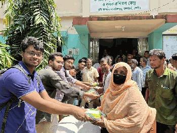 বন্যায় ক্ষতিগ্রস্ত কৃষকদের সহায়তায় ব্র্যাক ইউনিভার্সিটির শিক্ষার্থীদের সার ও বীজ বিতরণ