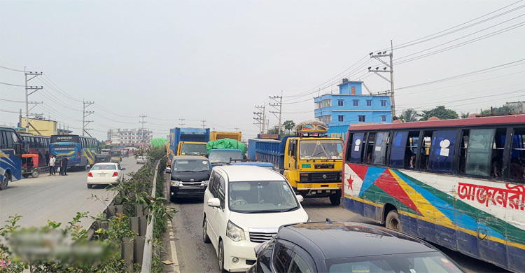 পোশাকশ্রমিকদের অবরোধ: ১১ ঘণ্টা পর ঢাকা-ময়মনসিংহ মহাসড়কে যানচলাচল স্বাভাবিক