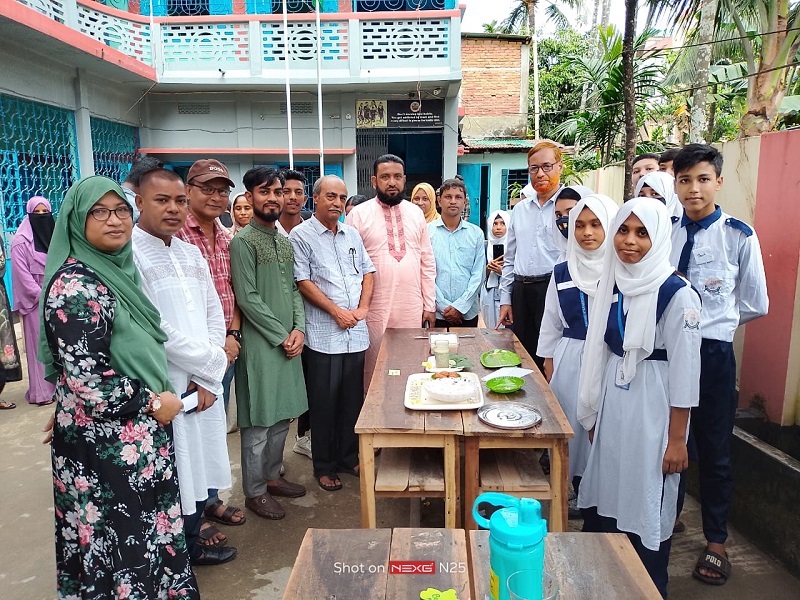 শিক্ষার্থীদের রান্না করা স্বাস্থ্যসম্মত খাবার পরিবেশন: খেয়ে মুগ্ধ  অতিথিরা 