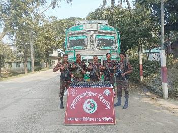 চাঁপাইনবাবগঞ্জে সোয়া লক্ষ টাকার ফেনসিডিল উদ্ধার, ভারতীয় ট্রাক জব্দ