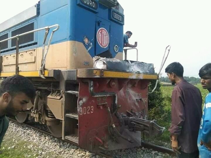 কালুরঘাটে ট্রাকের ধাক্কায় ক্ষতিগ্রস্ত ট্রেনের ইঞ্জিন 