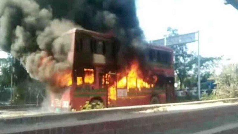 কুড়িল বিশ্বরোডে বিআরটিসির বাসে আগুন