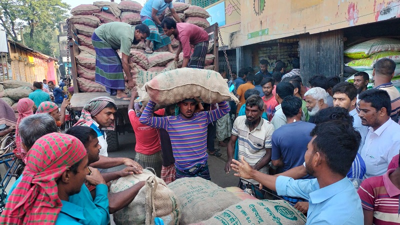 অতিরিক্ত দামে আলু বীজ বিক্রির অভিযোগে দুই ব্যবসায়ীকে জরিমানা