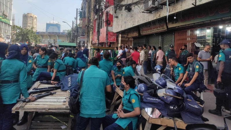 জিরো পয়েন্টে বিশৃঙ্খলা ঠেকাতে কঠোর অবস্থানে আইনশৃঙ্খলা বাহিনী