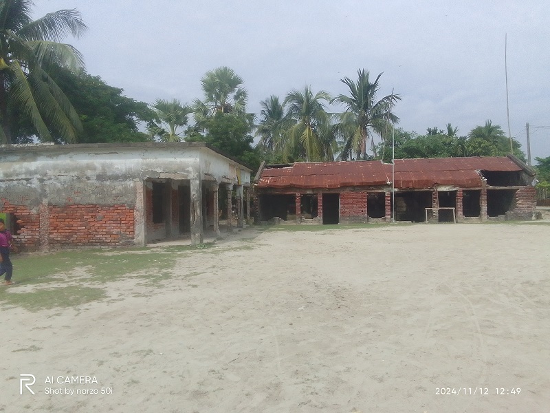 কয়রায় পর্যাপ্ত পরিমাণ ক্লাস রুম না থাকায় পাঠদানে ব্যহত