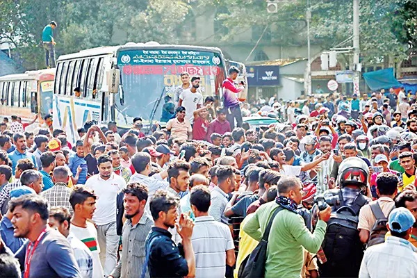 অটোচালকদের অবরোধ নগর জুড়ে দুর্ভোগ