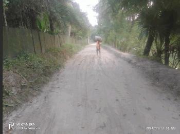 কয়রায় পিচের রাস্তার কাজ রেখে চলে গেছে ঠিকাদার