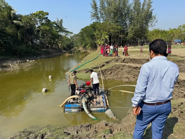 লক্ষ্মীপুরে অবৈধভাবে বালু উত্তোলনের বিরুদ্ধে অভিযান 