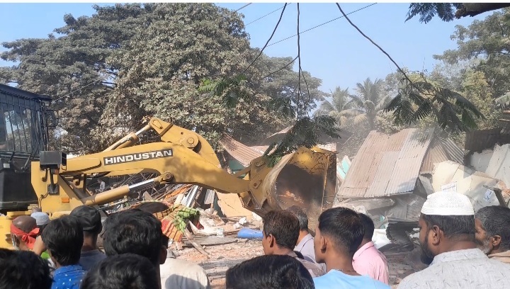 লক্ষ্মীপুরে আঞ্চলিক মহাসড়কের অবৈধ স্থাপনা উচ্ছেদ