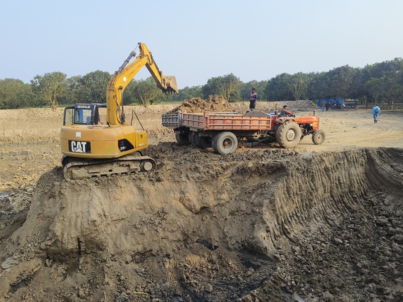 চাঁপাইনবাবগঞ্জে পুকুর করতে আম বাগান সাফ, অনুমতি দিয়েছেন ইউএনও