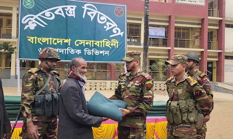 বোদায় সেনাবাহিনীর উদ্যোগে শীর্তাতদের মাঝে শীতবন্ত্র বিতরণ