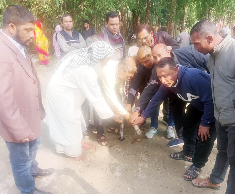 আগৈলঝাড়ায় সড়ক নির্মাণ কাজের উদ্বোধন