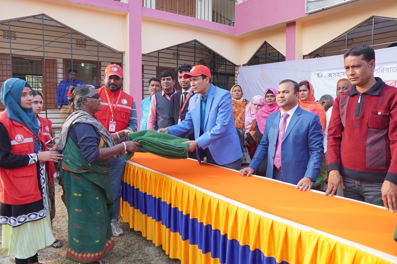 রেড ক্রিসেন্ট সোসাইটি রাজশাহী জেলা ইউনিটের পক্ষ থেকে কম্বল বিতরণ