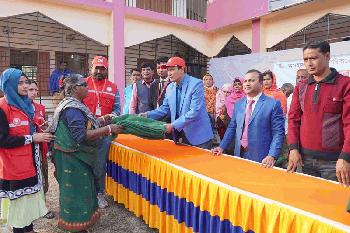 রেড ক্রিসেন্ট সোসাইটি রাজশাহী জেলা ইউনিটের পক্ষ থেকে কম্বল বিতরণ