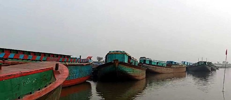 ৬দিন ধরে ৬ শতাধিক  কয়লা -চুনাপাথর বাহি নৌজানের জট  পাটলাই নদীতে  