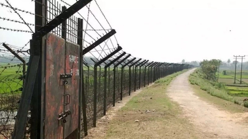 বাংলাদেশিকে ধরে নিয়ে গেল বিএসএফ, প্রতিবাদে ভারতীয় তুলে আনলেন বাংলাদেশিরা