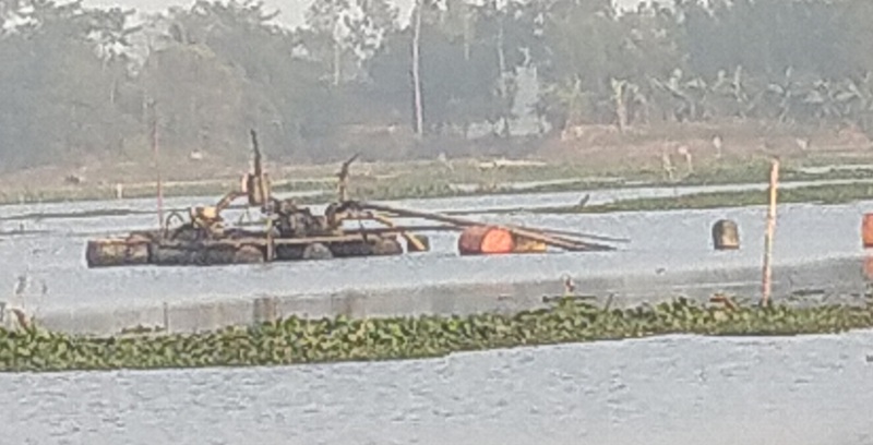 কালিহাতীতে বিলে ড্রেজার বসিয়ে বালু উত্তোলন,হুমকির মুখে ফসলি জমি