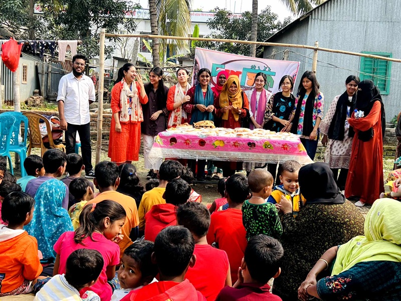 টাঙ্গাইলে স্বেচ্ছাসেবী তরুণদের উদ্যোগে পথশিশুদের নিয়ে পিঠা উৎসব 