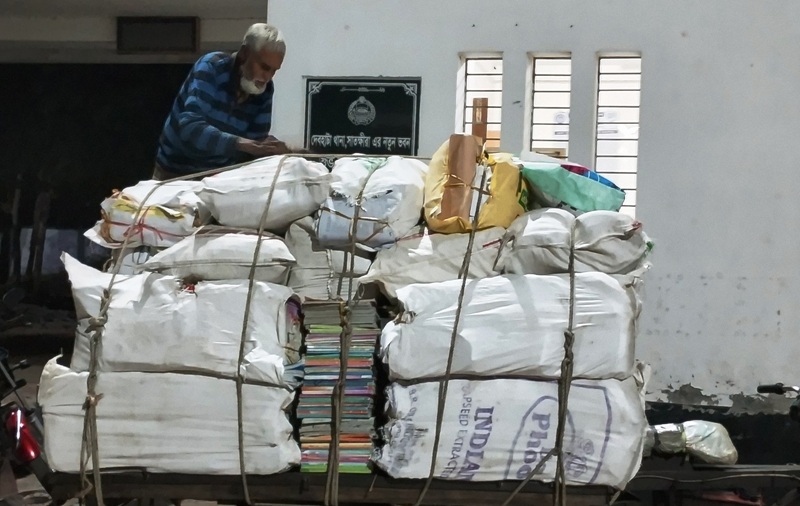 দেবহাটার সখিপুর মাধ্যমিক বিদ্যালয়ের বিক্রিত বই জনতার হাতে আটক