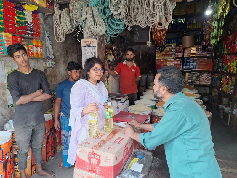 বোয়ালখালীতে বেশি দামে তেল বিক্রির দায়ে ৩ ব্যবসায়ীকে জরিমানা