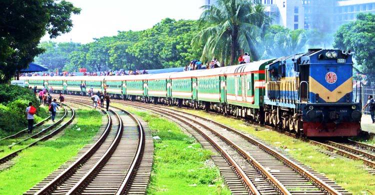 ঈদে বাড়ি ফিরতে ২৬ মার্চের ট্রেনের টিকিট মিলবে আজ