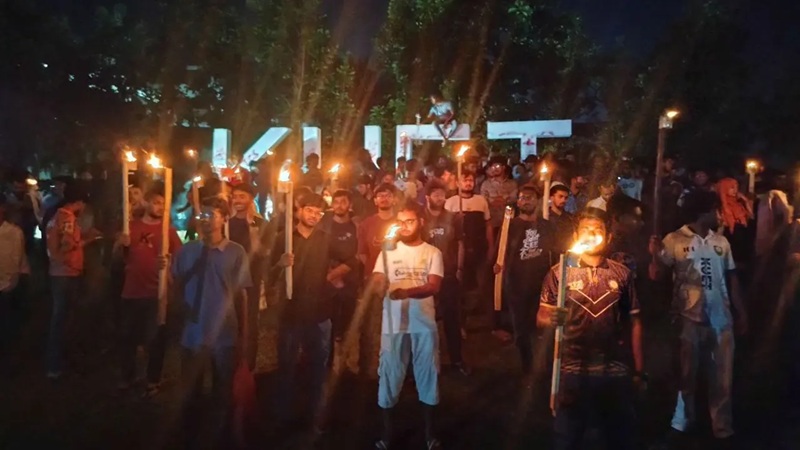 ভিসির পদত্যাগের এক দফা দাবিতে কুয়েট শিক্ষার্থীদের মশাল মিছিল