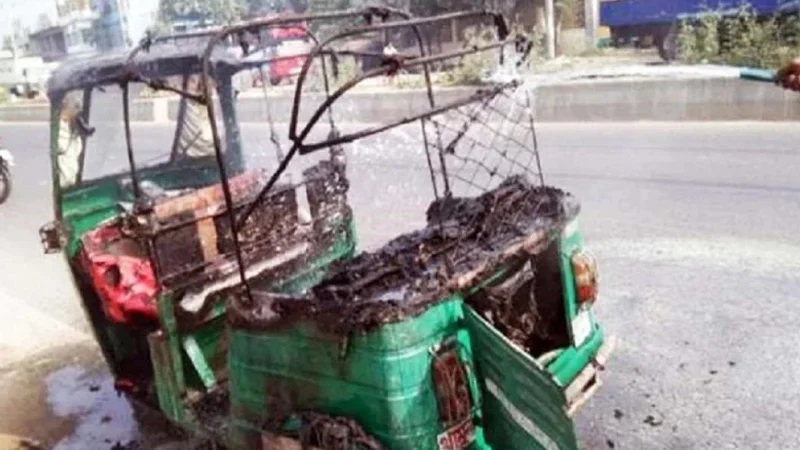 সিএনজিচালিত অটোরিকশায় পেট্রোলবোমা নিক্ষেপ, দুই নারী দগ্ধ