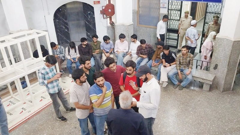 সীমান্তের বাসিন্দাদের যুদ্ধকালীন প্রশিক্ষণ দিচ্ছে ভারত