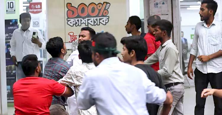 বগুড়ায় এনসিপির সমাবেশে সারজিসের উপস্থিতিতে তুমুল মারামারি