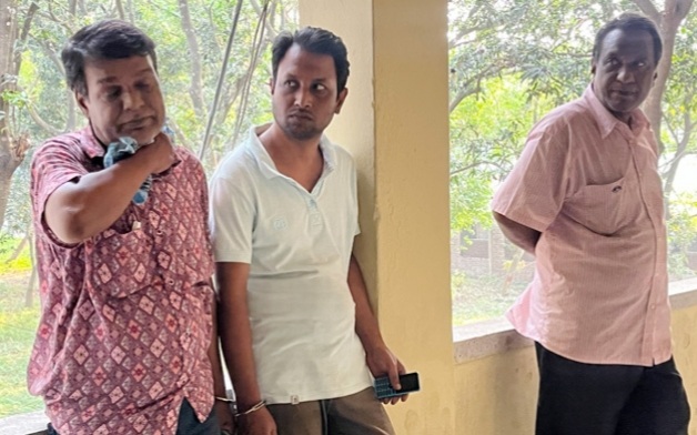 চাঁপাইনবাবগঞ্জ বিআরটিএ কার্যালয়ের ৩ দালাল আটক, কর্মকর্তারা নিতেন টাকার ভাগ