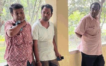 চাঁপাইনবাবগঞ্জ বিআরটিএ কার্যালয়ের ৩ দালাল আটক, কর্মকর্তারা নিতেন টাকার ভাগ
