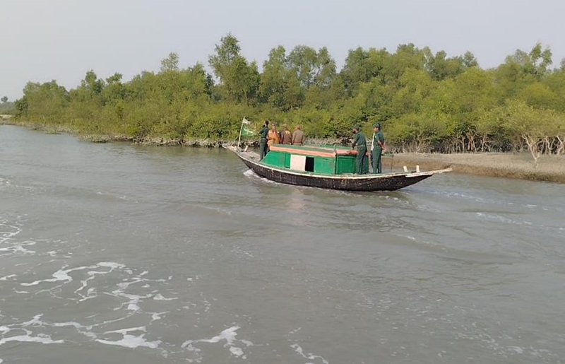 সাতক্ষীরা সুন্দরবনের নদীপথ দিয়ে ৬২ জন ভারতীয় নাগরিককে পুশ ইন